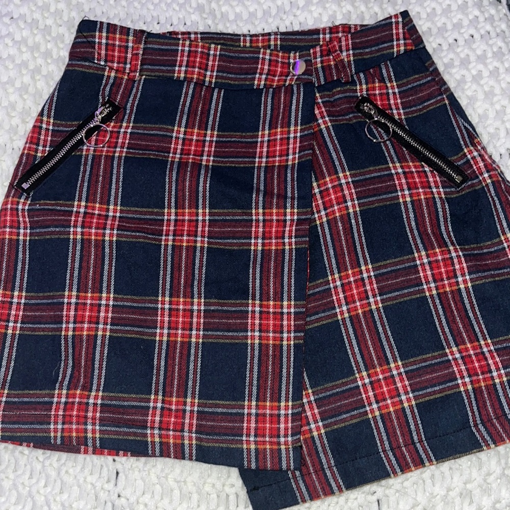 cute plaid skirt!!